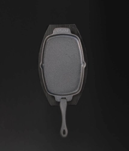 Napoleon Patelnia żeliwo z wyjmowaną rączką i drewnianą podkładką30x19