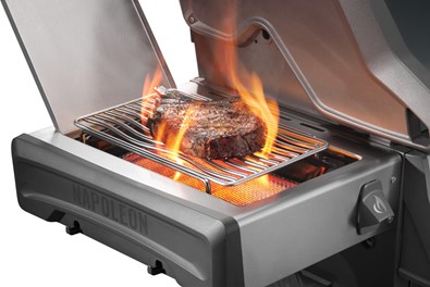 Grill gazowy Napoleon Rogue® PRO 425 z palnikiem bocznym Sizzle Zone™