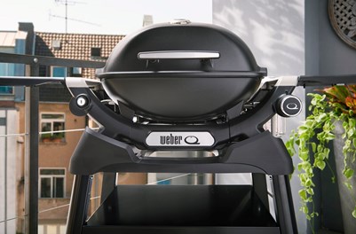 Grill gazowy Weber Q 1200N ze stolikami bocznymi i stojakiem