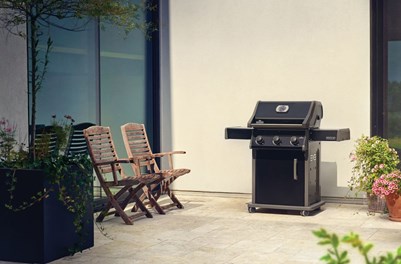 Grill gazowy Napoleon Rogue® 425 Czarny