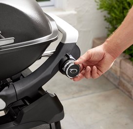 Grill gazowy Weber Q 2200N ze stolikami bocznymi i stojakiem